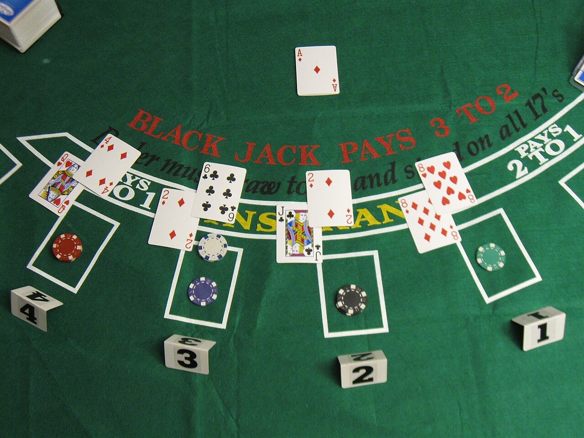 Kortoppsett på et blackjackbord der bordet betaler 3 til 2