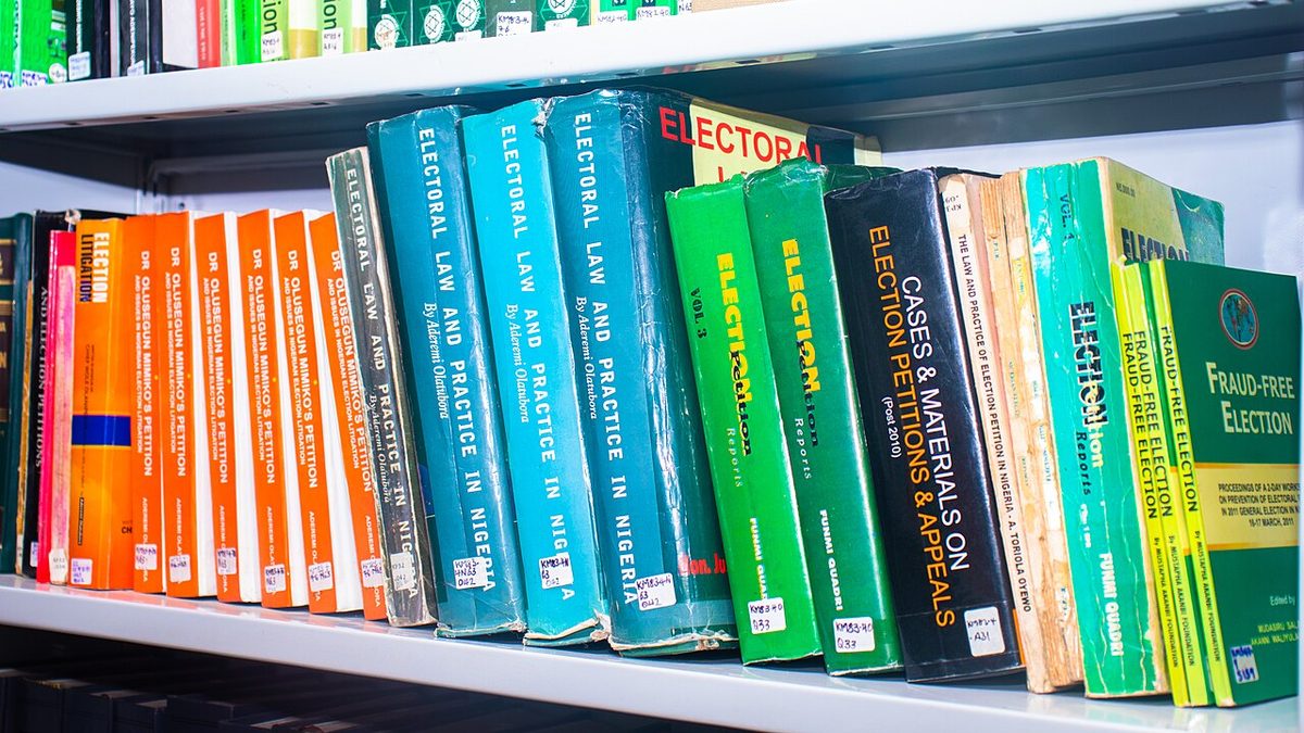 Lovbøker i hyllene på et juridisk bibliotek