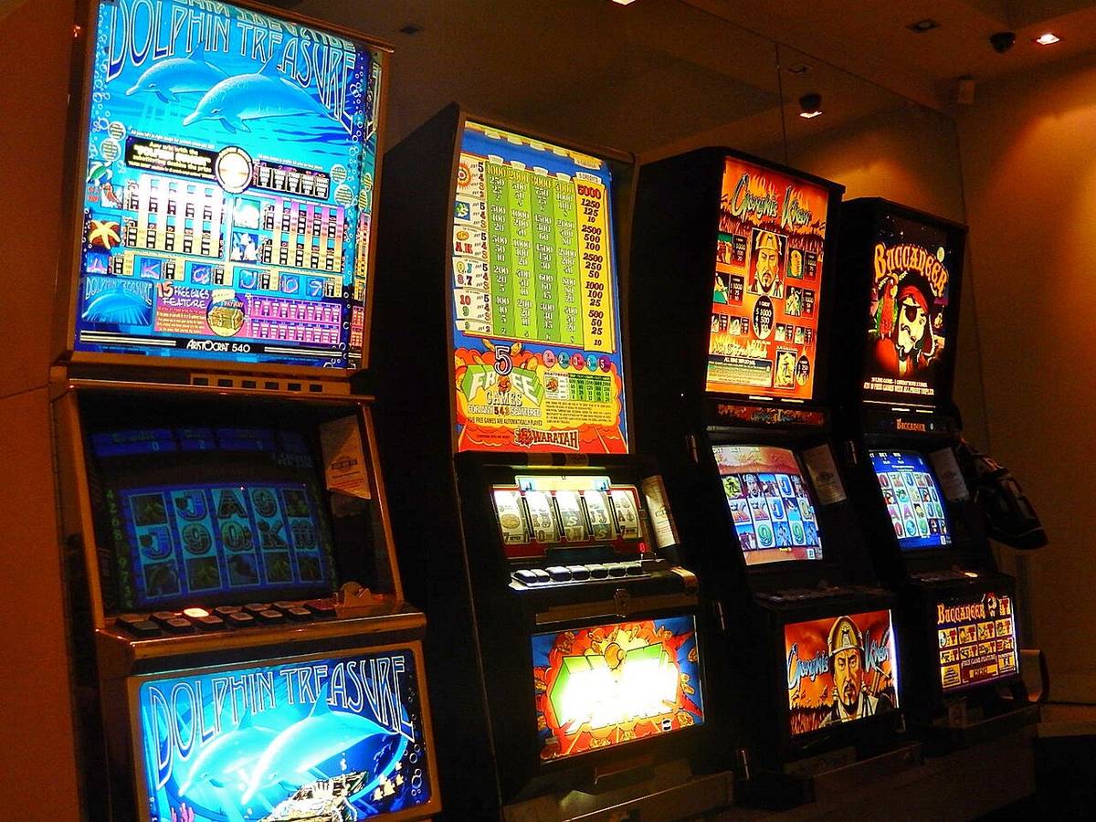 En rad spilleautomater med opplyste skjermer